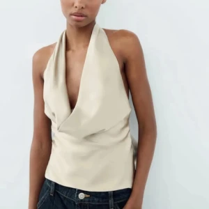 Satin topp - As snygg beige satin topp med öppen rygg!!prislapp kvar, säljs inte längre!