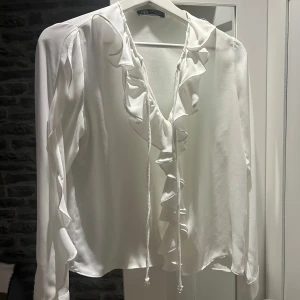Snygg blus med volang - Säljer nu min supersnygga blus från Zara i storlek s då den tyvärr inte kommer till användning. Den är köpt av en annan tjej här på plick. Den har några små fläckar på ena armen som tyvärr inte går bort i tvätten. Däremot är detta inget man tänker på. Priset är diskuterbart! Hör gärna av er om ni har fler frågor eller om ni är intresserade🙈💕