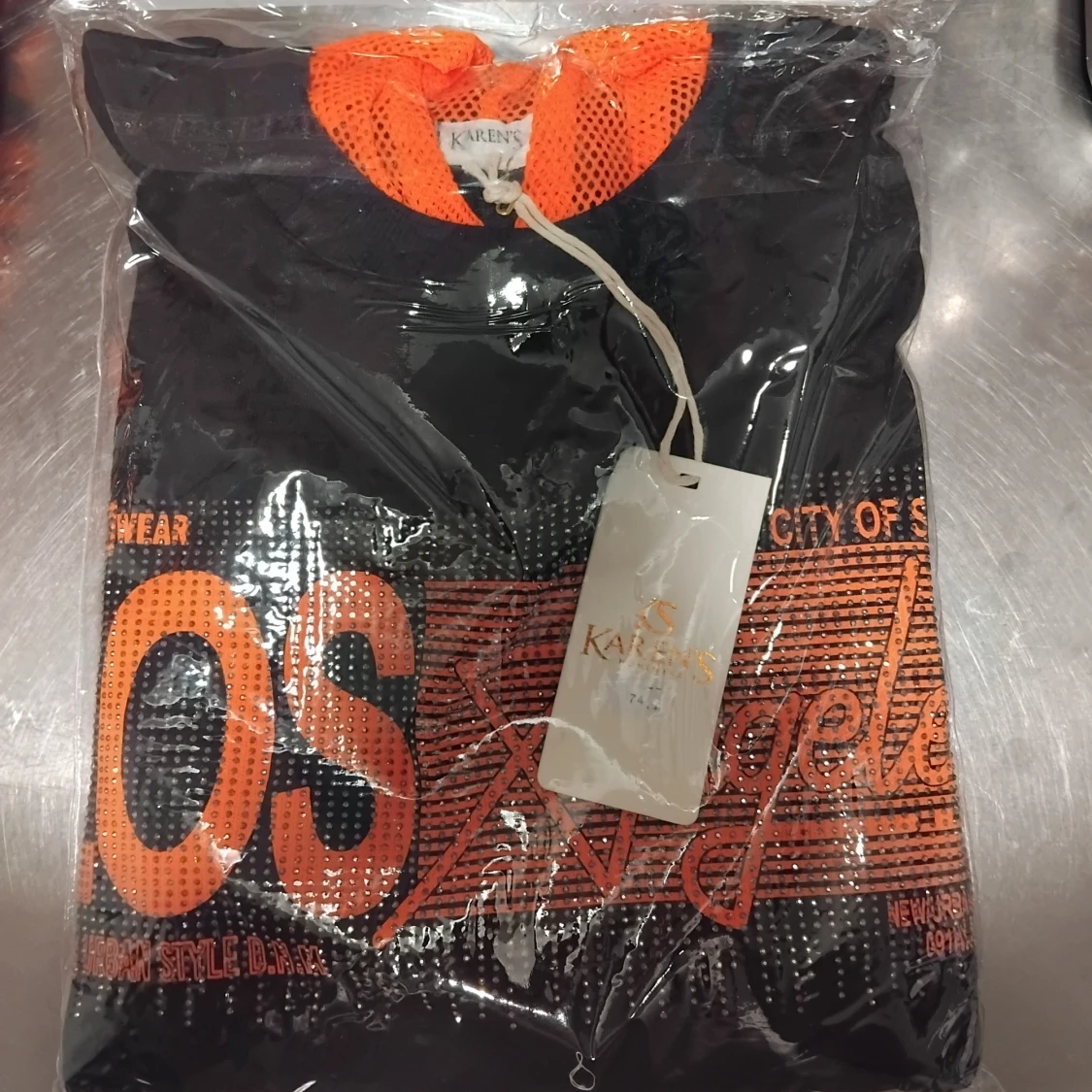 Svart och orange hoodie från Karens med svarta byxor - 1