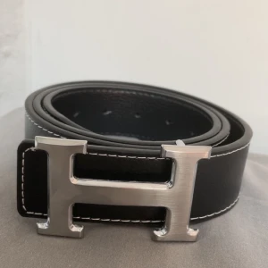 Hermes bälte - Säljer detta riktigt feta vita Hermes bältet som är sprillans nytt aldrig ens testad! Hål görare och ett mystery armband ingår! Kontakta via funderingar!