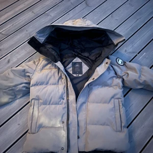 Canada Goose MacMilan  - Canada goose macmilan, skick 9,5/10, storlek Xs passar även S, hör av er vid funderingar, pris kan diskuteras