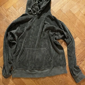 Mörkgrön  Paul and freinds hoodie - Mjuk och skön mörkgrön hoodie i velour med huva och snörning. Tröjan har en stor magficka och långa ärmar.