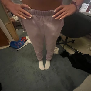 Ljuslila mjukisbyxor från Gina Tricot - Säljer ett par ljuslila mjukisbyxor från Gina Tricot, basically basics-kollektionen. Byxorna har elastisk midja, raka ben och sidofickor. Perfekta för chill dagar hemma eller när du vill vara extra comfy. Materialet är mjukt och skönt bomullstyg☺️