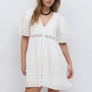 Gina tricot klänning - Säljer en helt ny och slutsåld klänning från ginatricot i storlek 36. Endast provad och tvättad. Fint skick, nypris 499kr säljer för 399kr