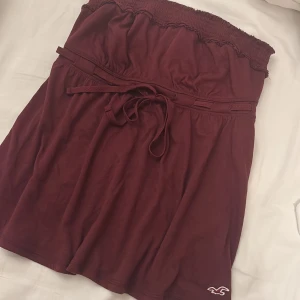 Vinröd topp från Hollister - Supersöt vinröd topp från hollister. Endast provad 💗säljer då den inte var min stil 💕KONTAKTA MIG INNAN KÖP