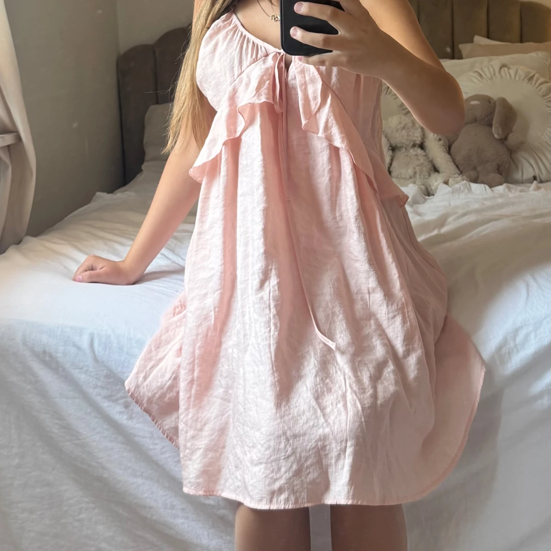 Ljusrosa klänning med volang - 1