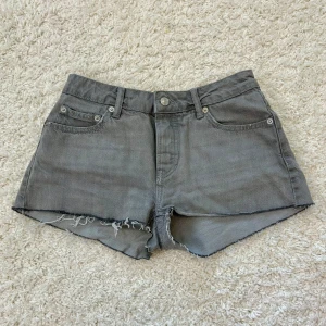 Grå Low waist jeansshorts  - Snygga grå jeansshorts med låg midja i storlek S. 