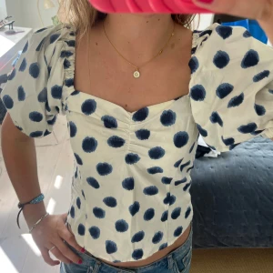 Vit blus med blå prickar och puffärm - Supersöt blus i vit med stora blå prickar och puffiga korta ärmar❤️❤️