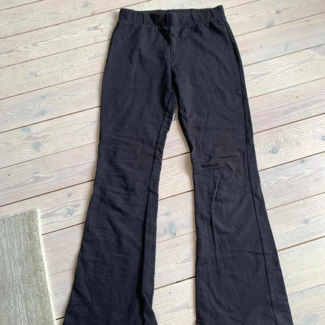 Svarta bootcut byxor från KappAhl