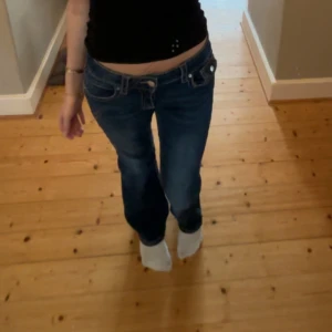 Mörkblå jeans från Gina Tricot, stl 158 - Snygga mörkblå jeans från Gina Tricot i storlek 158. Modellen har låg midja, klassiska fem fickor och kontrastsömmar. Jeansen har en rak passform med lätt utsvängda ben och är tillverkade i mjukt denimtyg. Perfekta för en chill och trendig look.