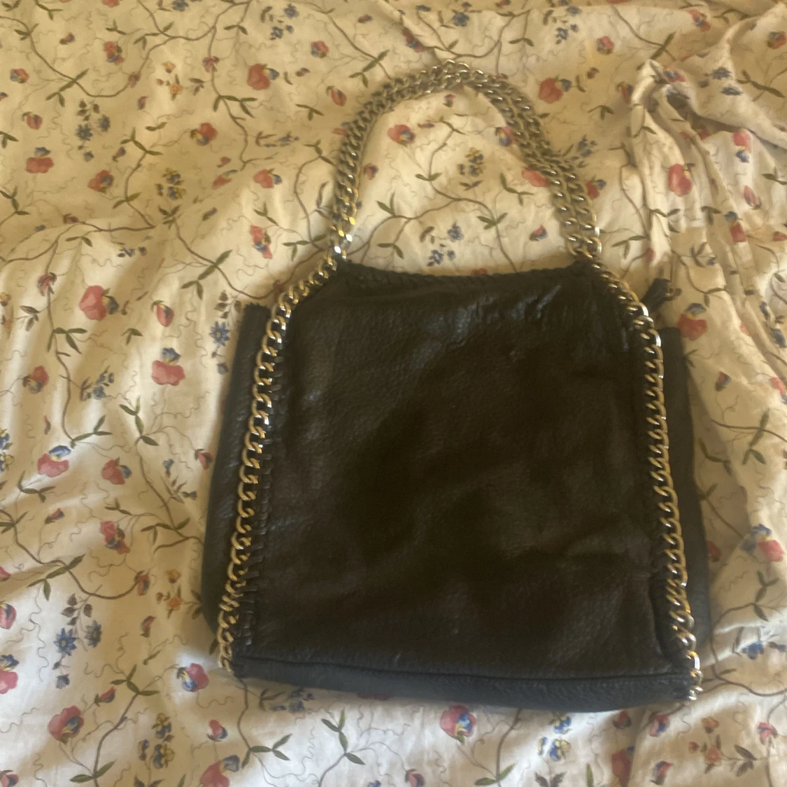 Svart axelväska med kedjedetaljer Tiamo