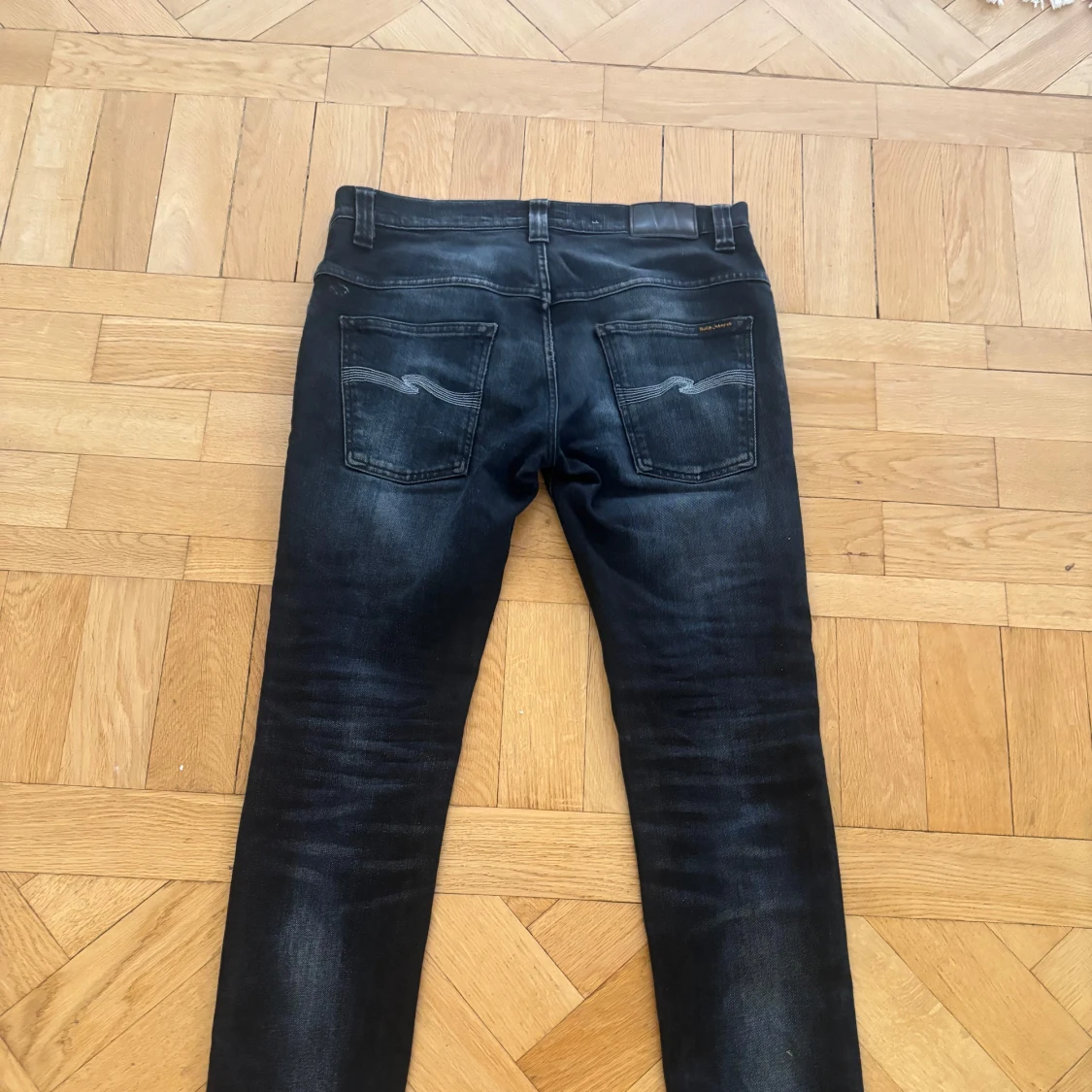 Svarta nudie jeans  - 2