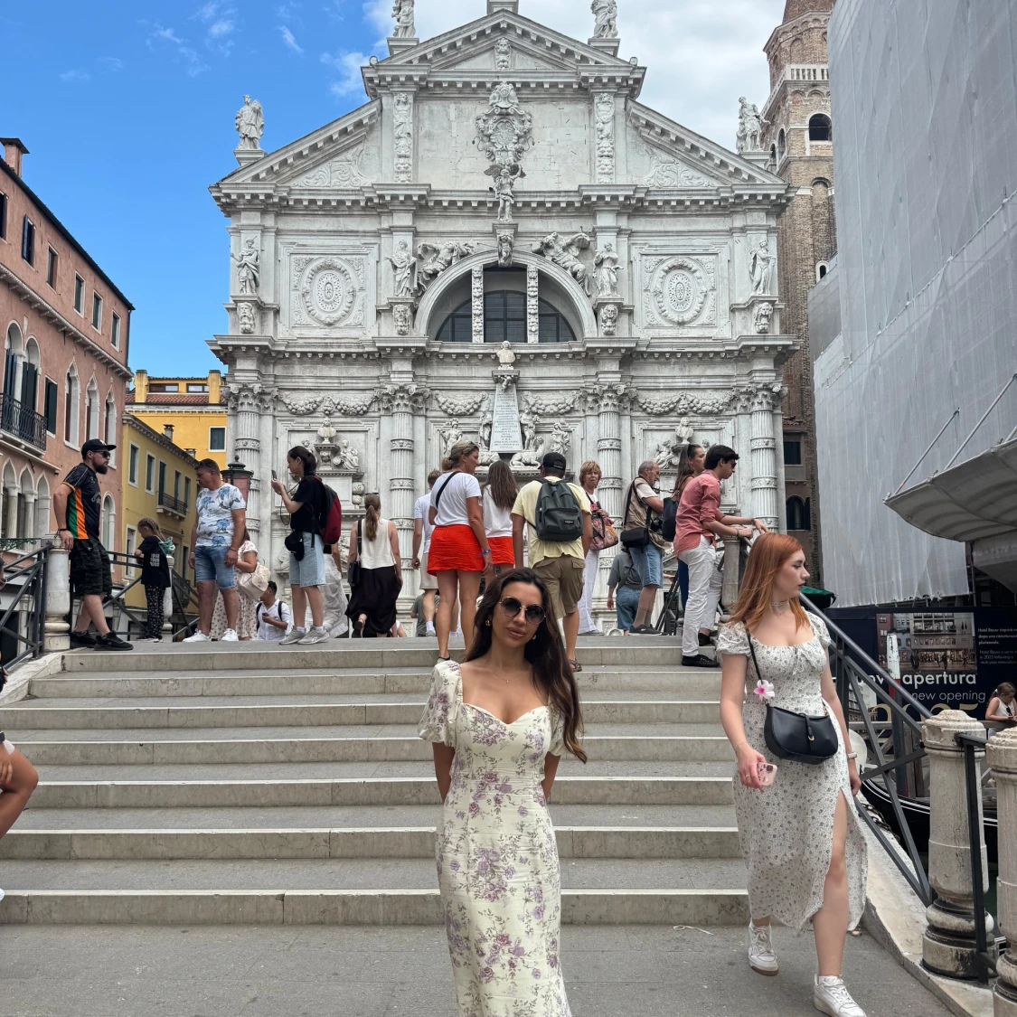 Ljus långklänning med blommigt mönster från Adoore