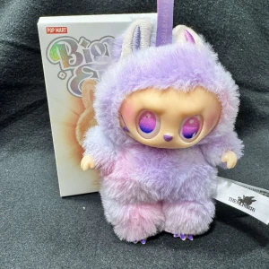 Big Into Energy - Ny och oöppnad Lafufu The Monsters – Big Into Energy mystery box från Pop Mart ✨ Innehåller en slumpmässig figur ur serien – perfekt för samlare eller som present. 	•	Skickas väl emballerad 📦 	•	Rökfritt hem 🚭 	•	Hör av dig vid frågor 💬 	•	Priset är fast och inte prutbart ☺️  