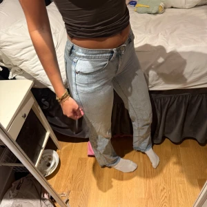 Abrand ljusblå low straight jeans - Säljer ett par ljusblå jeans från Abrand Jeans, modell A '99 Low Straight. Jeansen har låg midja, raka ben och klassisk femficksdesign. Tillverkade i organisk bomull och har en snygg vintage vibe med ljus tvätt.