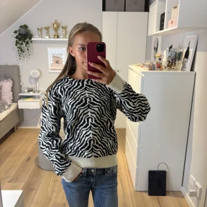 Zebramönstrad tröja från Pieces XS - Säljer en svartvit zebramönstrad tröja från Pieces i storlek XS. Supermjuk och skön att ha på sig❣️