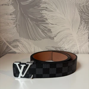 Svart bälte med silverfärgad logga - 2st finns kvar i denna modellen, dm vid intresse!