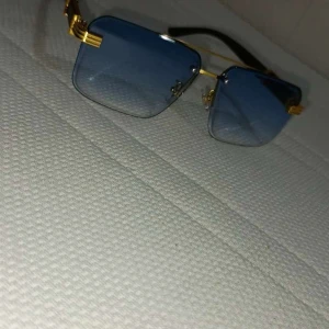 Blå glasögon med gulddetaljer - Priset kan diskuteras oanvändt.