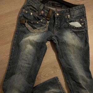 Y2k Dsquared2 jeans lowwaist straight fit - Unika Dsquared2 jeans med lowwaist straight fit. Storlek S/XS och priset går att förhandla om, lite slitna men utan uppenbara defekter. Skriv gärna om ni har frågor angående mått eller fler bilder💕