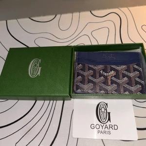 Plånbok - En snygg plånbok från hm. Mörk blå, kommer med ”box” och certifikat. Bara höra av sig om ni vill veta mer information eller om ni vill ha fler bilder😇