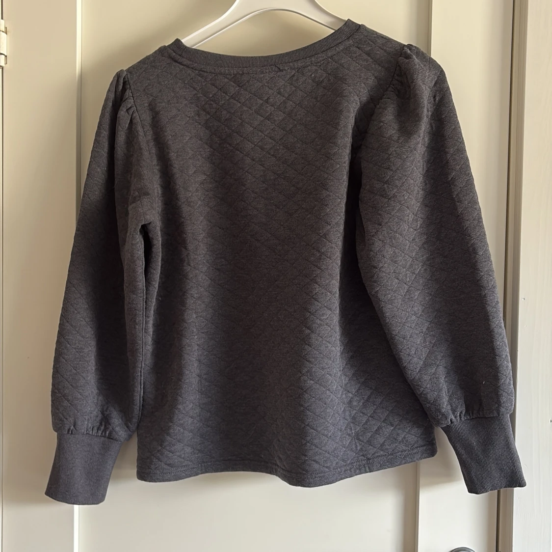 Mörkgrå quiltad tröja Jacqueline de Yong - 2
