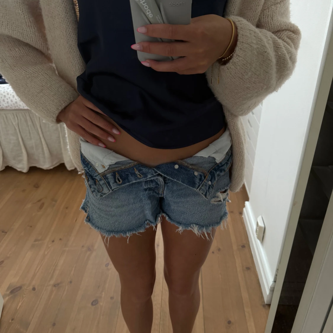 Blå jeansshorts med slitningar - 1