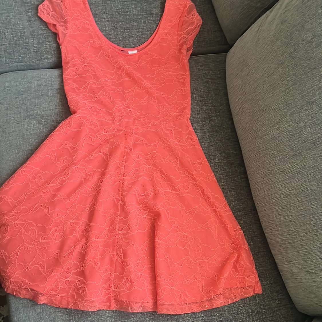 Korallrosa spetsklänning strl 34