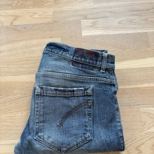 Dondup jeans - Säljer nu ett par feta Dondup jeans i modellen George med riktigt goa slitningar, de är i bra skick men det finns ett igensytt hål på baksidan (se bild 3). Hör av dig vid minsta lilla fundering!🙌
