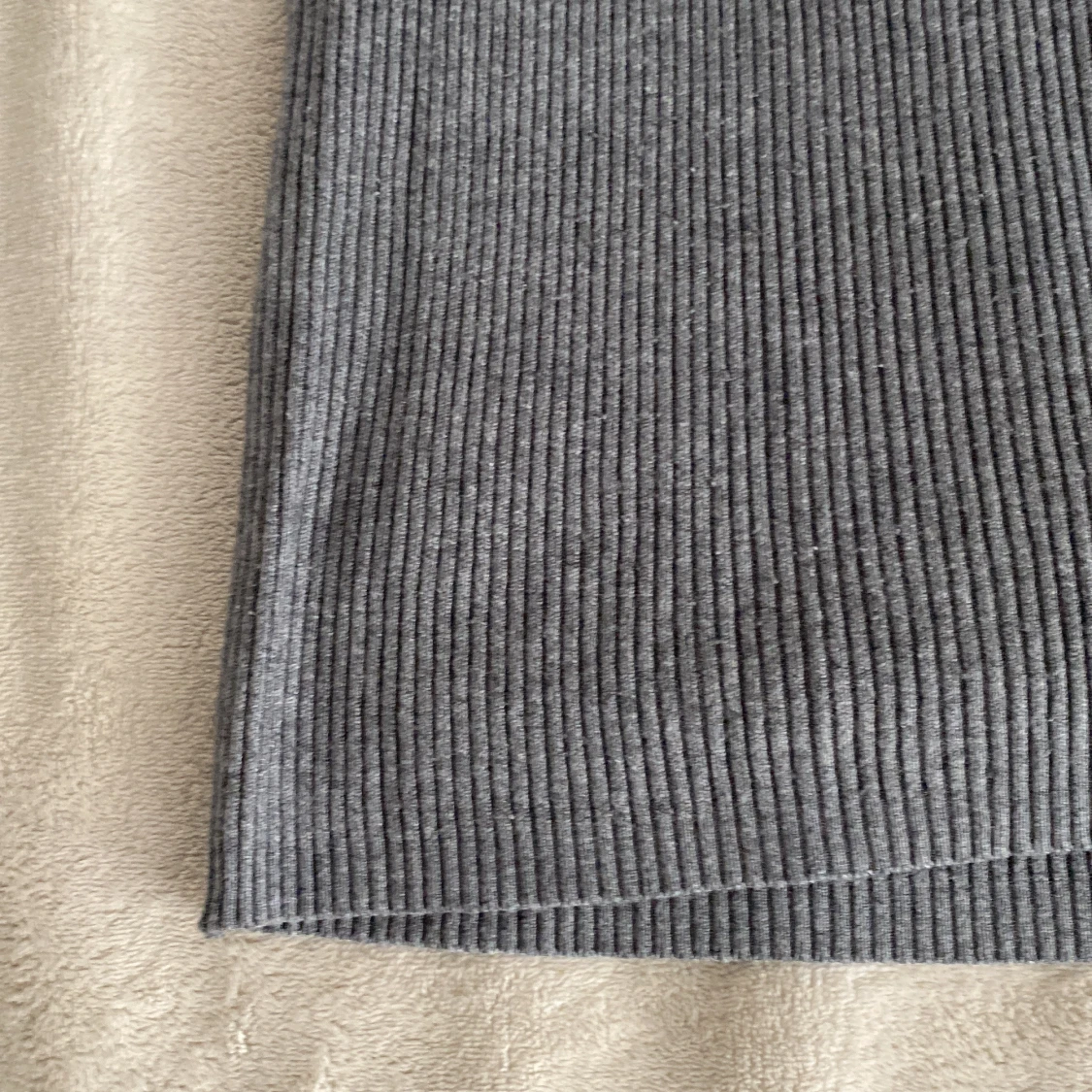 Grå ribbad kjol från Cubus  - 2