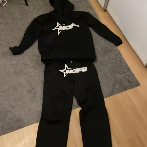 Nofs tracksuit - Säljer nofs tracksuit eftersom den inte passar mig . De är i bra skick och passar perfekt för mysiga dagar hemma eller en chill dag ute.byxorna är ganska baggy.Dem är helt nya knappt använda.Nypris runt 1500kr.Du får med båda tröjan och byxorna.Perfekt nu till hösten då den är varm.