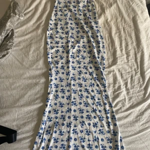 Blommig klänning - En klänning från Parthea! den är heltttt oanvänd. Den har inga hål, fläckar eller märken. Den har även dess prislapp kvar, HELT felfri!! Ny pris: 565!