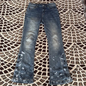 Amiri Flared Jeans - Säljer dessa feta Flared Amiri Jeans i storlek 30 som är i nytt skick. Pris går att diskutera!💯