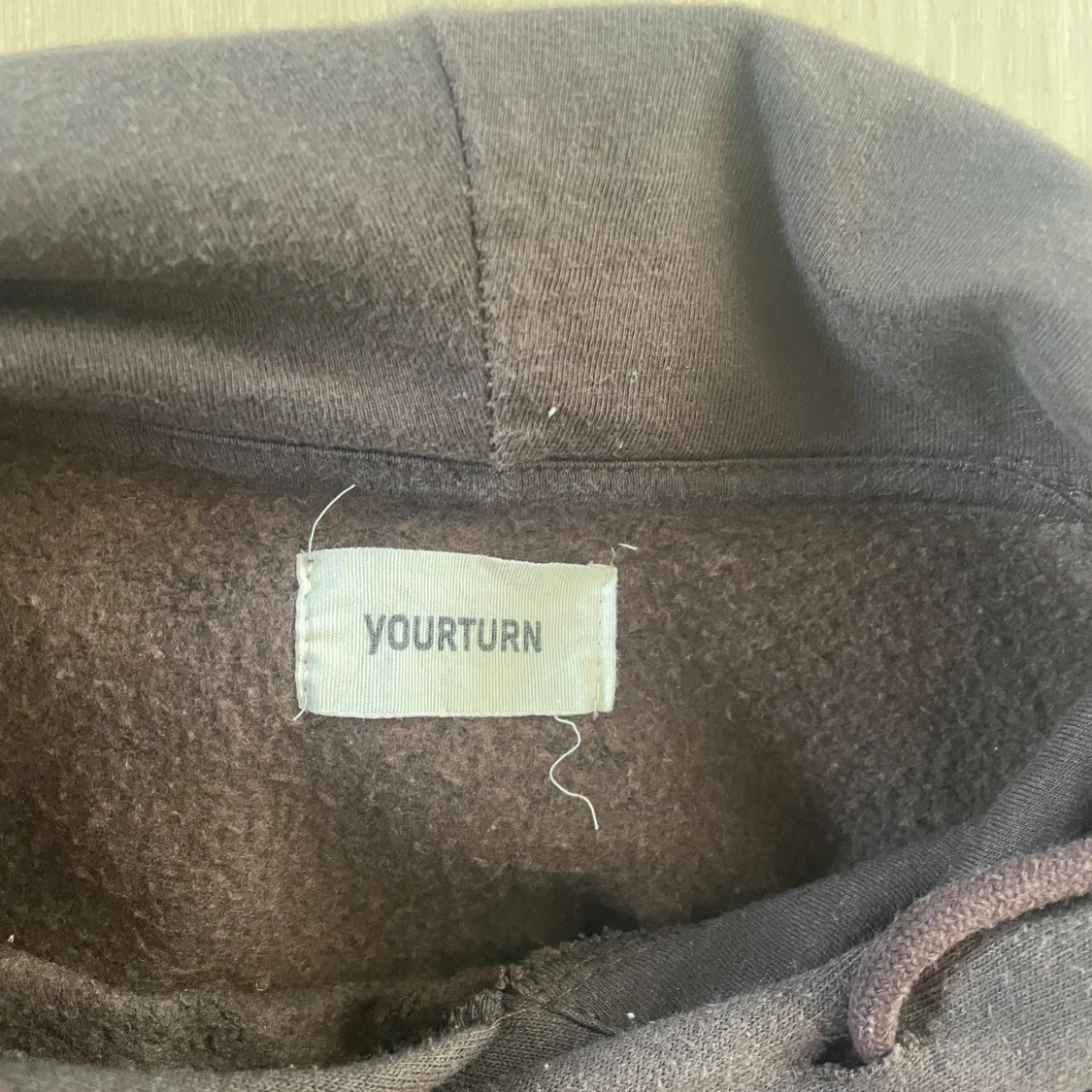Brun hoodie från YOURTURN med tryck - 2