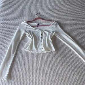 Tunn vit cardigan - En as gullig cardigan jag önskar att jag kunde ha den men den är alldeles för liten i armarna och jag har vantligtvis s-m i storlek och den är i xs.