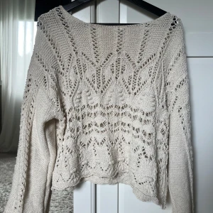 Beige stickad tröja - Säljer denna fina stickade tröja som är perfekt för sommarkvällar💕 jättefin att även ha ett linne under💕Köpte den i London på urban outfitters