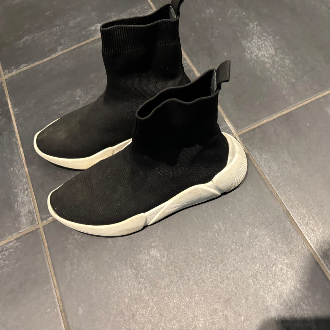 Svarta sock sneakers med vit sula - 1