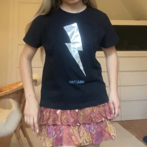 Zadig & Voltaire tshirt  - Jätte fin tshirt från Zadig & Voltaire med en silvrig blixt. Barnstorlek 12 - xs. Men den är stor i storleken så passar xs/s. Så himla snygg!⚡️