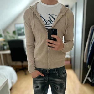 Sayless kashmir hoodie - Mycket fint skick, inga defekter. Storlek XS passar dig som är mellan 173-183. Nypris ca 1500kr. Modellen är 185 cm, 79 kg. Passar bra nu till sen sommar/höst. Skriv för mer information!🤝