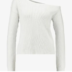 Vit stickad oneshoulder tröja - Snygg vit stickad tröja med oneshoulder-design och långärmade ärmar. Ribbad struktur ger en cool och modern känsla. Perfekt för dig som vill sticka ut med en unik och trendig look. Passar till jeans eller kjol för en stilren outfit.