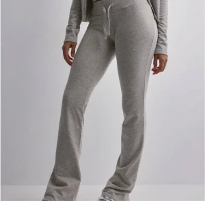 Mjukisbyxor Nelly - Mjukisbyxor från Nelly i strl S, bra skick men finns tecken på användning som syns på bilderna💕💕