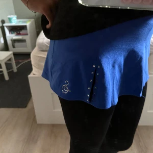 Blå konståknings kjol sagester! 💙 - Blå konståknings kjol från sagester, passar perfekt till träningar på mark eller is!! 💙💙