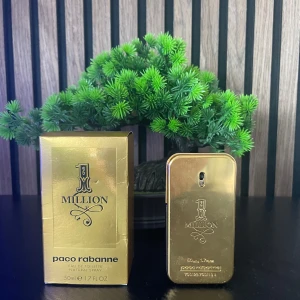 Paco Rabanne 1 Million EdT 50ml - 40 ml kvarPaco Rabanne 1 Million Eau de Toilette i 50 ml flaska. Parfymen kommer i en lyxig, guldig metallflaska med matchande guldig kartong. Doften är ikonisk och maskulin, perfekt för dig som gillar att sticka ut med en exklusiv känsla.