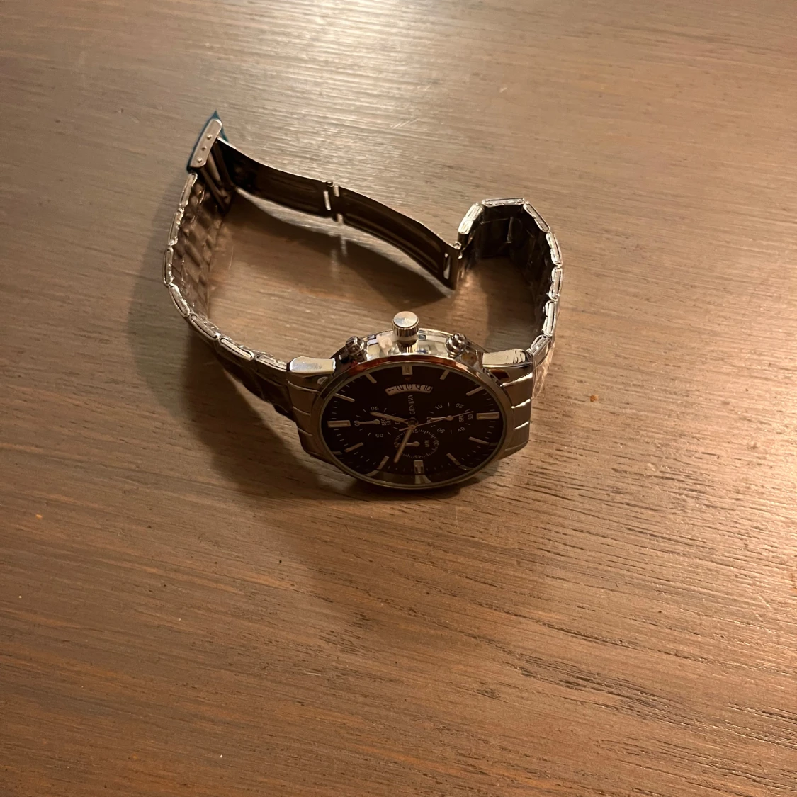 Svart och silver klocka  - 1