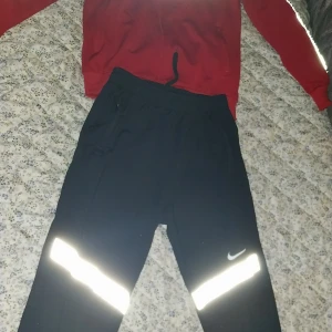 Nike tracksuit  - Sköna Nike tracksuit har flera bilder om du vill kolla på den mer man får bara lägg 5 bilder. Helt ny kostar typ 900