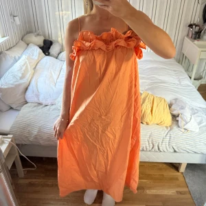 Persikofärgad långklänning med volang - Superfin långklänning 🔥