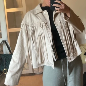 Beige mockajacka med fransar - Jacka med fransar 💓