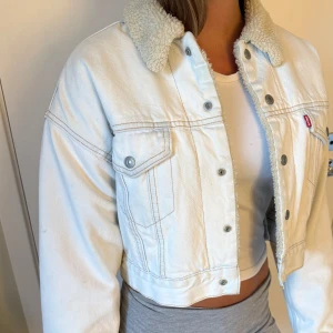 Jeansjacka  - Säljer min supercoola jeansjacka från Levis, den är knappt använd och i väldigt bra skick. Den är lurvig och skön på insidan!!