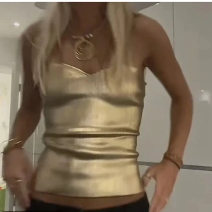 Guldig glansig tubtopp - Supersnygg, eftertraktad  och trendig tubtopp. Toppen är i Guldfärg och har tidigare sålts på Zara. ❤️❤️