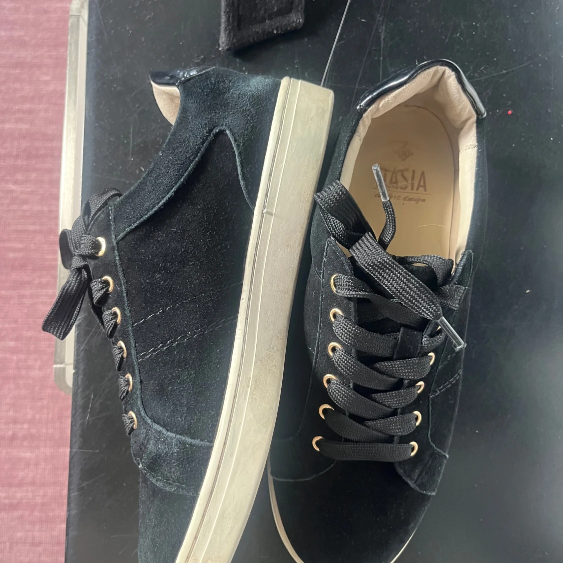 Svarta sneakers i mocka från Dasia