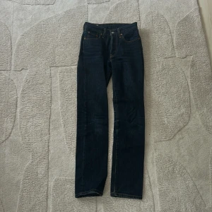 Levi's 501 mörkblå jeans straight fit - Klassiska Levi's 501 jeans i mörkblå denim med raka ben och normal passform. Byxorna har fyra fickor, gylf med knappar och snygga kontrastsömmar. Ikonisk läderpatch bak i midjan och röd Levi's-tag på bakfickan. Perfekta för alla tillfällen. Knappt använda. Storlek Längd: 32 och Midja: 24. Tyvärr för små för mig…😊